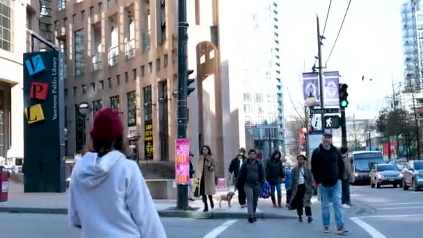 Βανκούβερ Καναδάς 2023 Άνθρωποι Περπατούν Και Διασχίζουν Δρόμο Στο Κέντρο — Αρχείο Βίντεο