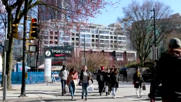 Ванкувер Британская Колумбия Канада 2023 Люди Идущие Переходящие Улицу Центре — стоковое видео