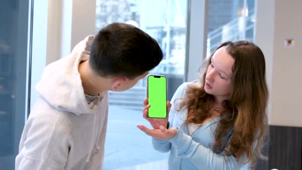 Молодые Друзья Тысячелетия Сидят Снаружи Кофе Смотрят Зеленый Экран Телефона — стоковое видео