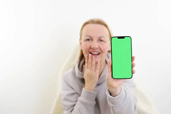 Mladá Žena Překvapenou Tváří Ukazuje Prstem Chytrý Telefon Zelenou Obrazovkou — Stock fotografie