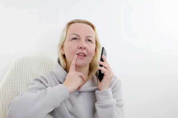 Hayalperest Orta Yaşlı Kadın Koltukta Dinleniyor Telefonu Tutuyor Telefon Bekliyor — Stok fotoğraf