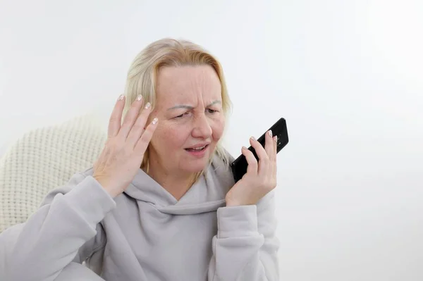 Mówiąc Problemach Smutna Młoda Latynoska Kobieta Rozmawia Przez Telefon Złych — Zdjęcie stockowe