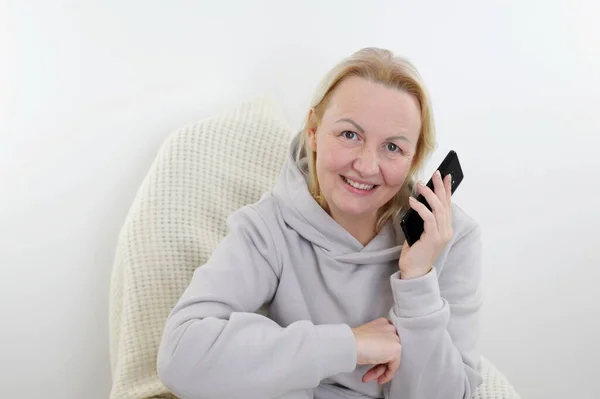 Portret Szczęśliwej Dojrzałej Kobiety Korzystającej Telefonu Komórkowego Podczas Gdy Mężczyzna — Zdjęcie stockowe
