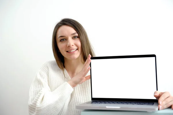 Mujer Freelancer Está Trabajando Nuevo Proyecto Computadora Pantalla Blanca Imágenes — Foto de Stock