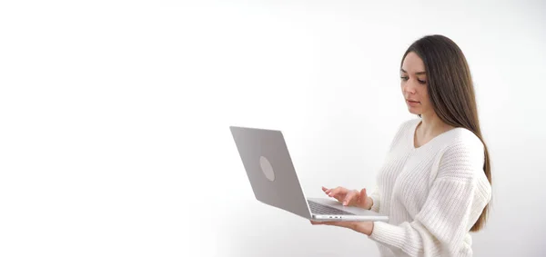 年轻女性的形象 戴着眼镜的公司员工 微笑着拿着数码平板电脑 站在白色的背景之上 高质量的照片 — 图库照片