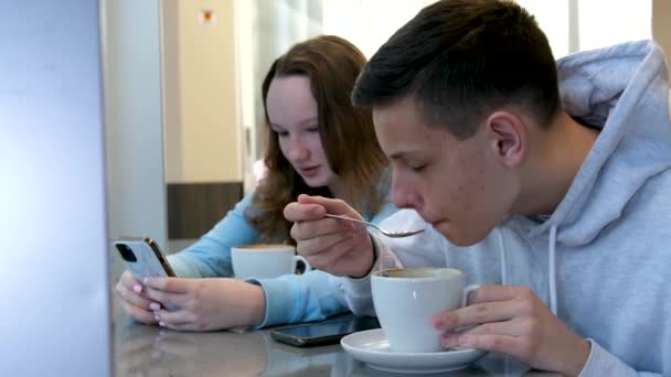 Χαρούμενος Άντρας Και Γυναίκα Κάθονται Στο Καφέ Και Συζητούν Νεαρό — Αρχείο Βίντεο