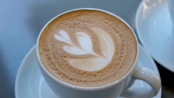 Koffie Tafel Koffieshop Tegenover Het Raam Met Uitzicht Straat Warme — Stockvideo