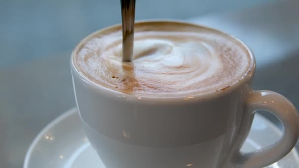 女人用手倒糖 用勺子搅拌咖啡 咖啡时间 用勺子搅拌拿铁咖啡 高质量的4K镜头 — 图库视频影像