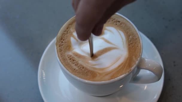 Γυναίκα Χέρι Ρίχνει Ζάχαρη Και Ανακατεύοντας Καφέ Κουτάλι Ώρα Για — Αρχείο Βίντεο