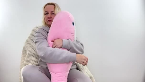 Frau Warmer Sportbekleidung Haltet Ein Rosafarbenes Hai Plüschtier Sie Lächelt — Stockvideo