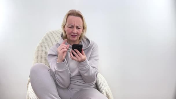 Mluvíme Problémech Smutná Mladá Hispánka Drží Telefon Diskutovat Špatné Zprávy — Stock video