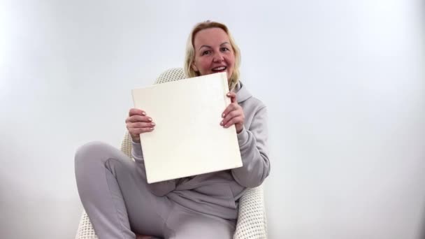 Mulher Mais Velha Segurando Papelão Branco Foto Alta Qualidade — Vídeo de Stock