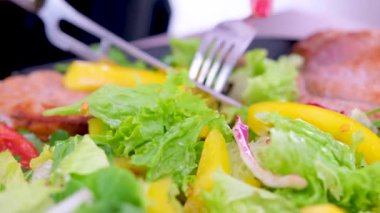 Ağır çekimde ızgara et, tabakta et, yakın planda et, Mozzarella ve domatesli salata. Yüksek kalite 4k görüntü