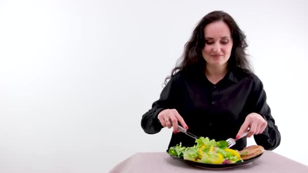 Жінка Їсть Салат Схуднення Після Вправ Своїй Вітальні Вдома Здоровий — стокове відео