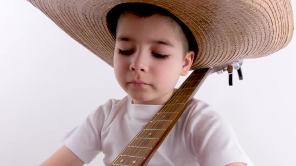 男性の手はギターの弦の上で演奏し メキシコ人はポンチョで演奏し ソムブレロはギターを演奏し サンブレロは人の顔を覆い 手はギタリストの指はフロントボードで演奏する — ストック動画