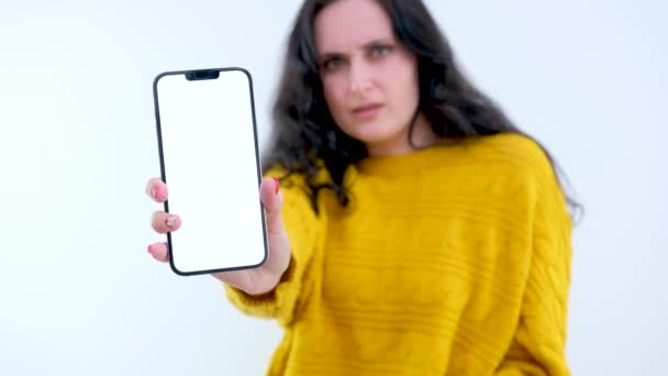 Primer Plano Teléfono Inteligente Chromakey Mano Joven Mujer Insatisfecha Sacudiendo — Vídeo de stock