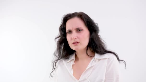 Eine Wütende Verärgerte Frau Sie Blickt Geradeaus Weißer Hintergrund Hochwertiges — Stockvideo