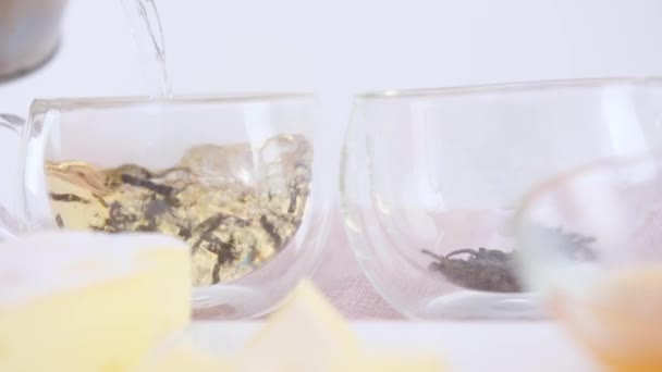 Şeffaf Kupa Stantları Sonra Içine Cam Çaydanlıktan Sıcak Seylan Çayı — Stok video