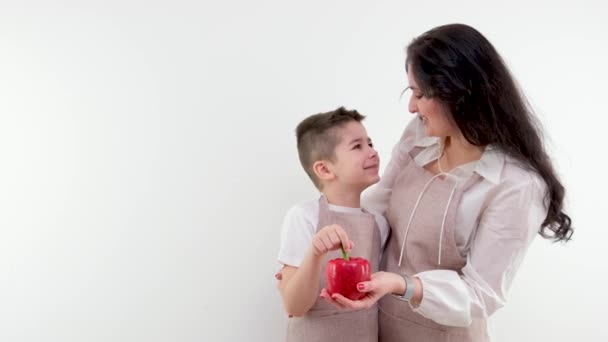 Счастливая Женщина Нарезающая Красный Перец Стоя Детьми Кухне Высокое Качество — стоковое видео