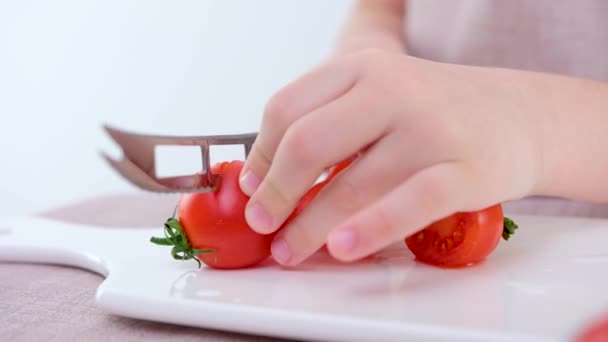 Закрыть Кухонный Снимок Беременной Азиатки Разрезающей Овощи Гранитной Поверхности Руки — стоковое видео