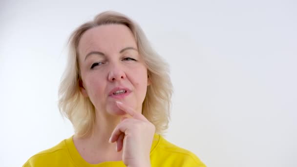 Pensive Jovem Mulher Anos Idade Suéter Branco Posando Olha Redor — Vídeo de Stock