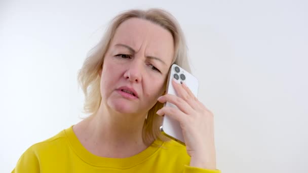 Een Vrouw Gesprek Aan Telefoon Contact Opgehangen Teleurgesteld Verhoogd Haar — Stockvideo