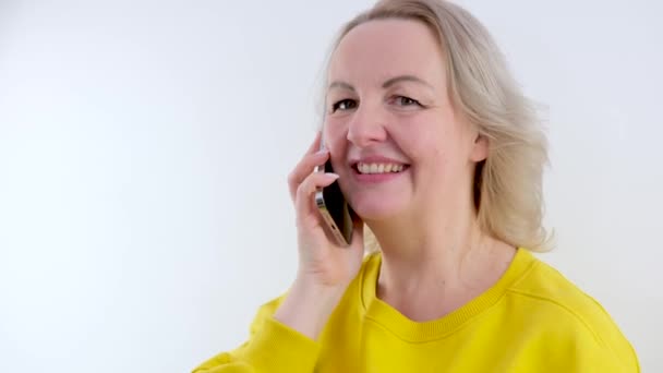 Белая Женщина Разговаривает Телефону Высококачественные Кадры — стоковое видео