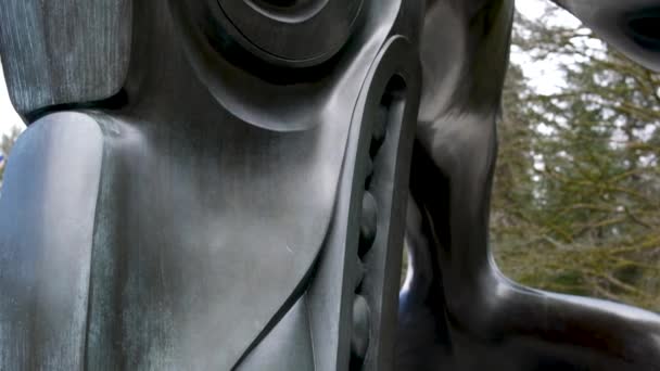 キラークジラ 芸術家ビル リードによる海中世界ブロンズ像のチーフバンクーバーブリティッシュコロンビア州スタンレーパークのバンクーバー水族館の入り口に位置カナダ2023 — ストック動画