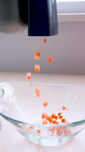 食品加工过程蔬菜细碎切成平平的方块胡萝卜掉落慢动作蔬菜蔬菜沙拉烹调素食 — 图库视频影像