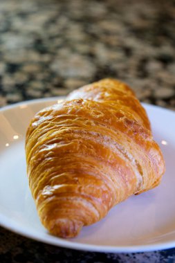 Kruvasan pişirme zamanı geldi. Bir el kruvasan pişirdi. Yüksek kalite 4k görüntü