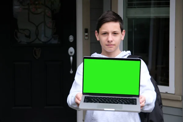 Niesamowite Podekscytowany Młody Człowiek Kaukaski Wyjrzał Zza Laptopa Wygląda Zaskoczony — Zdjęcie stockowe