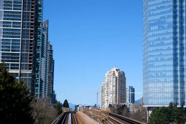 Cielo Tren Carretera Surrey Vancouver Pasando Trenes Rascacielos Edificios Oficinas — Foto de Stock