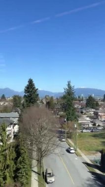 Gökyüzü treni yolu Surrey 'den Vancouver' a kadar uzanıyor. Trenler gökdelenleri, ofis binaları bilim merkezleri ve King George 'dan Waterfront' a kadar diğer istasyonları geçiyor.