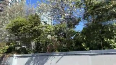 Gökyüzü treni yolu Surrey 'den Vancouver' a kadar uzanıyor. Trenler gökdelenleri, ofis binaları bilim merkezleri ve King George 'dan Waterfront' a kadar diğer istasyonları geçiyor.