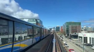 Gökyüzü treni yolu Surrey 'den Vancouver' a kadar uzanıyor. Trenler gökdelenleri, ofis binaları bilim merkezleri ve King George 'dan Waterfront' a kadar diğer istasyonları geçiyor.