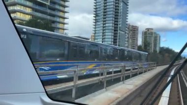 Gökyüzü treni yolu Surrey 'den Vancouver' a kadar uzanıyor. Trenler gökdelenleri, ofis binaları bilim merkezleri ve King George 'dan Waterfront' a kadar diğer istasyonları geçiyor.