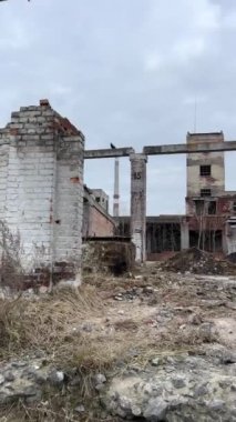 Vinnytsia Ukrayna Kimya fabrikası zaman içinde harabe ve bitki kalıntıları giderek daha çok kabuk çarpması ve her şeyi yok edişi gibi görünüyor.