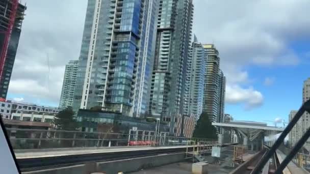 Schießen Aus Der Frontscheibe Des Skytrain Geht Unter Den Brücken — Stockvideo
