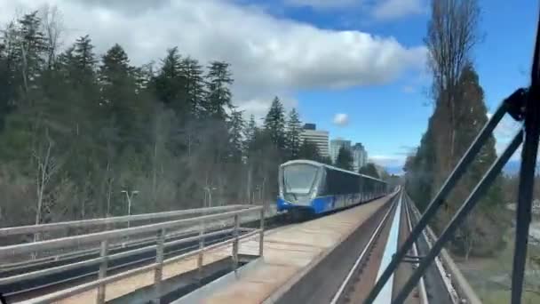 Niebo Pociąg Droga Surrey Vancouver Przechodzących Pociągów Drapacze Chmur Biurowe — Wideo stockowe