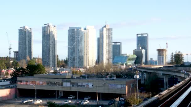 Cielo Tren Carretera Surrey Vancouver Pasando Trenes Rascacielos Edificios Oficinas — Vídeo de stock