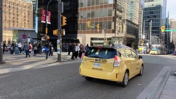 Vancouver City Centre Такси Движения Городе Небоскребы Люди Идут Работу — стоковое видео