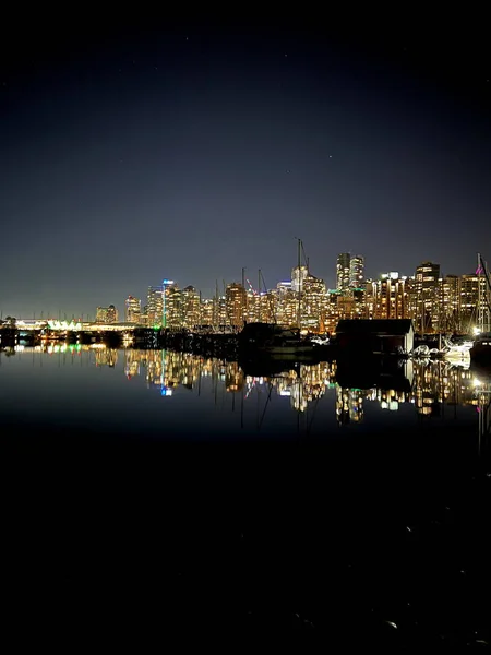 温哥华市中心一个冬夜的黄昏 在雄伟的群山的映衬下闪烁着光芒 高质量的照片 — 图库照片