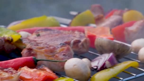 Diğer Sosislerle Çevrili Izgarada Biberiyeyle Fırçalanmış Sulu Biftek Bifteği Ağır — Stok video