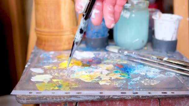 Smeren Verf Met Een Borstel Gehakte Hand Van Vrouwelijke Kunstenaar — Stockvideo