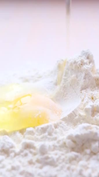 Egg Falling Flour Slow Motion Bad Shot Cooking Show Egg — Vídeos de Stock
