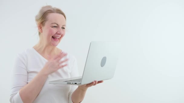 幸せなアジアの若い女性は自宅や職場でノートパソコンを入力すると 勝利の偉大なニュースを祝う瞬間を受け取ります 個人的な達成 雇われました 高校の奨学金の入学 — ストック動画