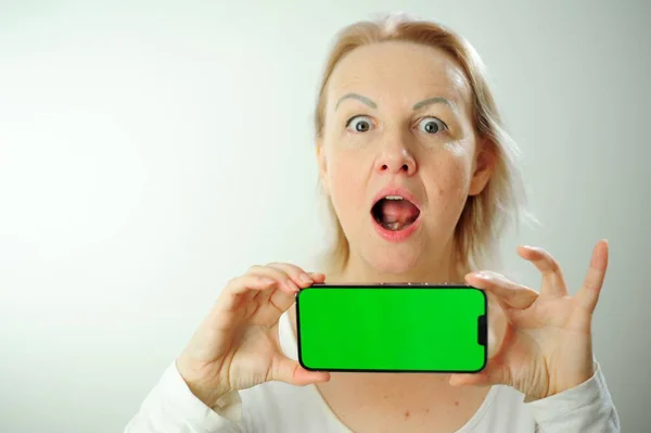 Kaukasische Vrouw Telefoon Handen Met Groene Scherm Chromakey Reclame Ruimte — Stockfoto