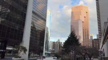 Vancouver Canada 2023 büyük şehir hayatı gökdelenleri şehir arabalarındaki yeni ve eski evler ofis yolları gerçek hayat ağır çekim video haberleri Megapolis Burrard Skytrain İstasyonu