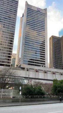 Vancouver Canada 2023 büyük şehir hayatı gökdelenler yeni modern ve eski evler ofis yolları şehir arabaları trafik sabah Gerçek hayat ağır çekim video haberleri Megapolis dünyanın en iyi şehri