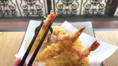 Bir porsiyon karides tempura sosuyla süslenmiş, kızarmış karides tabağına yakından bakın. Restoran yemeği, gurme yemekleri ve hareket konsepti. Yüksek kalite